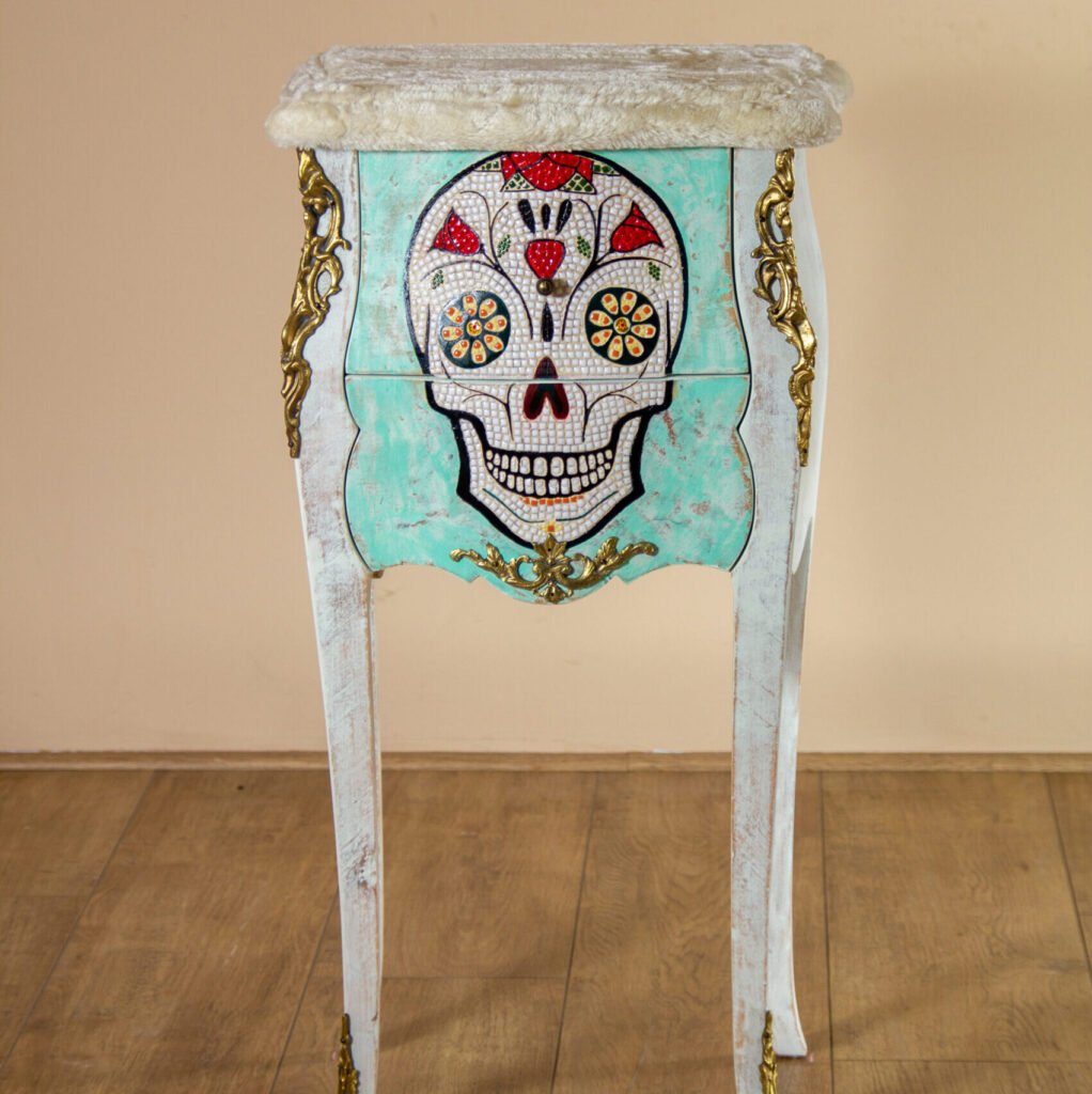 Meuble style Louis XV décoré d’une mosaïque calavera réalisée à la main – Luneik