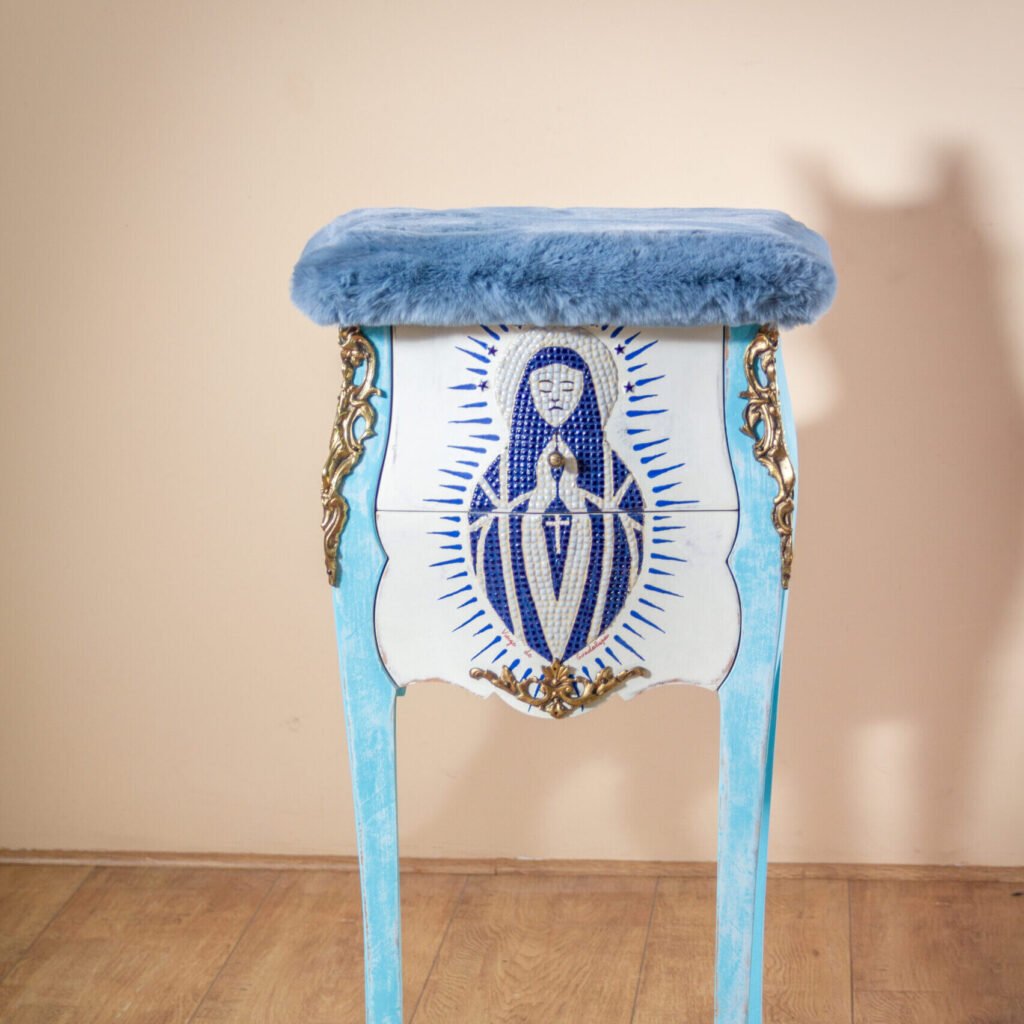 Meuble d’art bleu sculpté à la main par Luneik avec motif artistique central