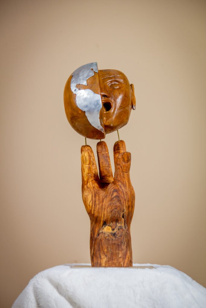 sculpture bois métal tête monde main œuvre symbolique luneik