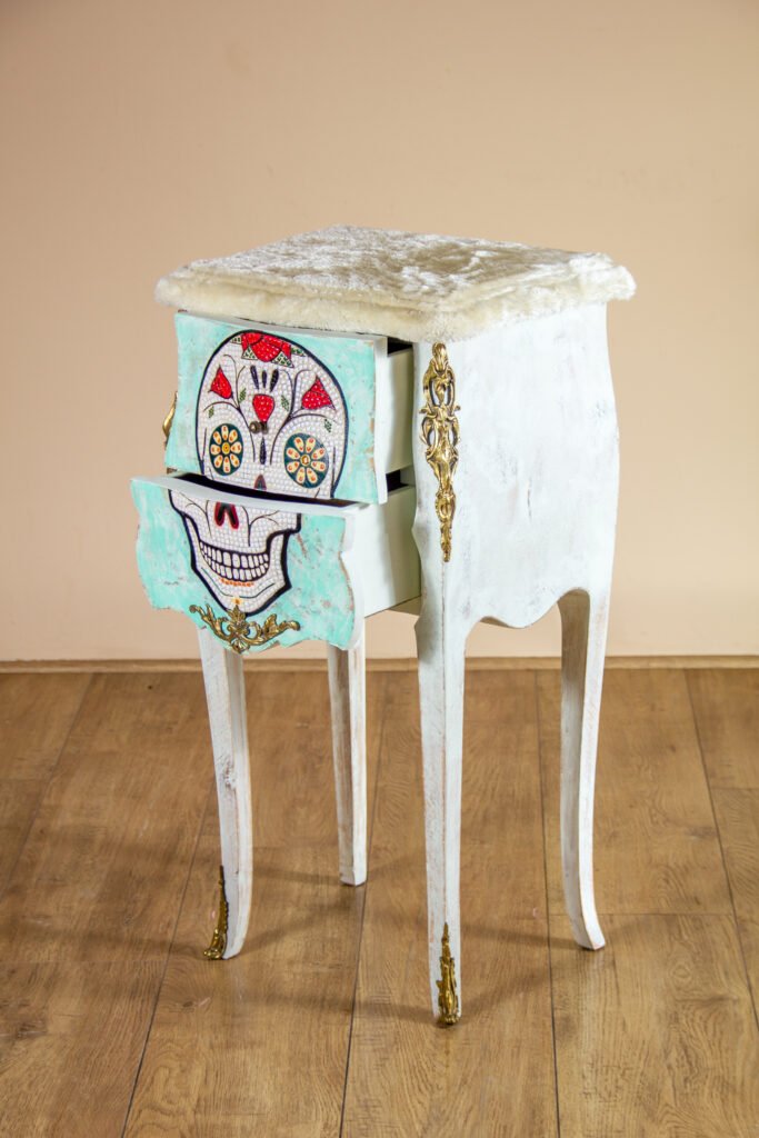 detail mosaïque calavera mexicaine meuble artistique
ornement doré meuble style louis XV mosaïque crâne
vue rapprochée calavera mosaïque décoration artistique