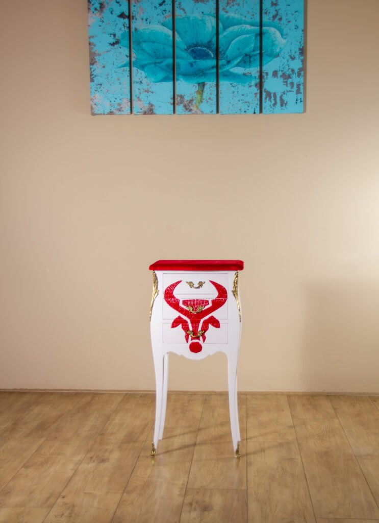 detail mosaïque taureau camargue meuble artistique
ornement doré meuble style louis XV rouge
vue rapprochée motif taureau mosaïque