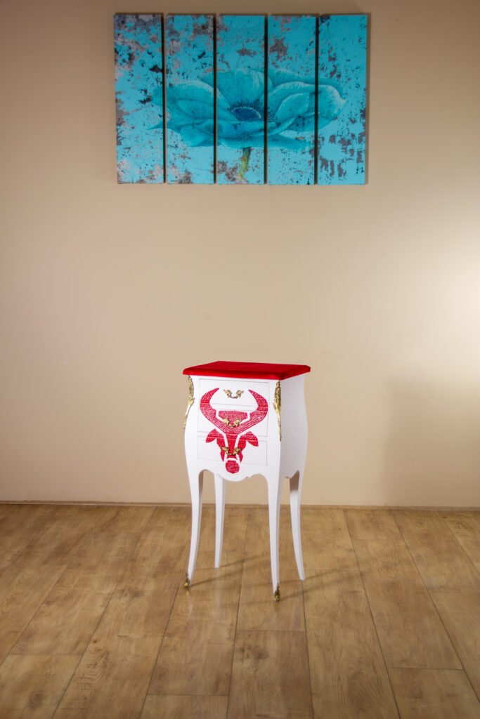 detail mosaïque taureau camargue meuble artistique
ornement doré meuble style louis XV rouge
vue rapprochée motif taureau mosaïque