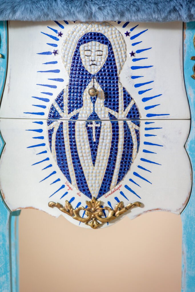 detail mosaïque bleu mobilier d'art
ornement doré meuble style louis XV artistique
vue rapprochée mosaïque œuvre spirituelle