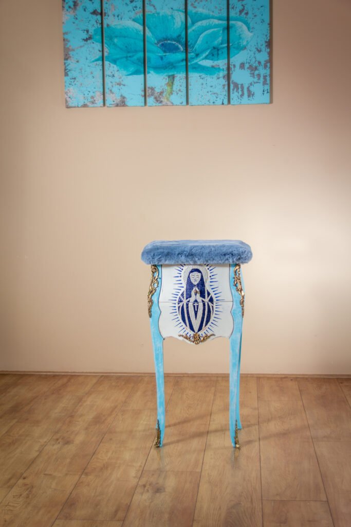 detail mosaïque bleu mobilier d'art
ornement doré meuble style louis XV artistique
vue rapprochée mosaïque œuvre spirituelle