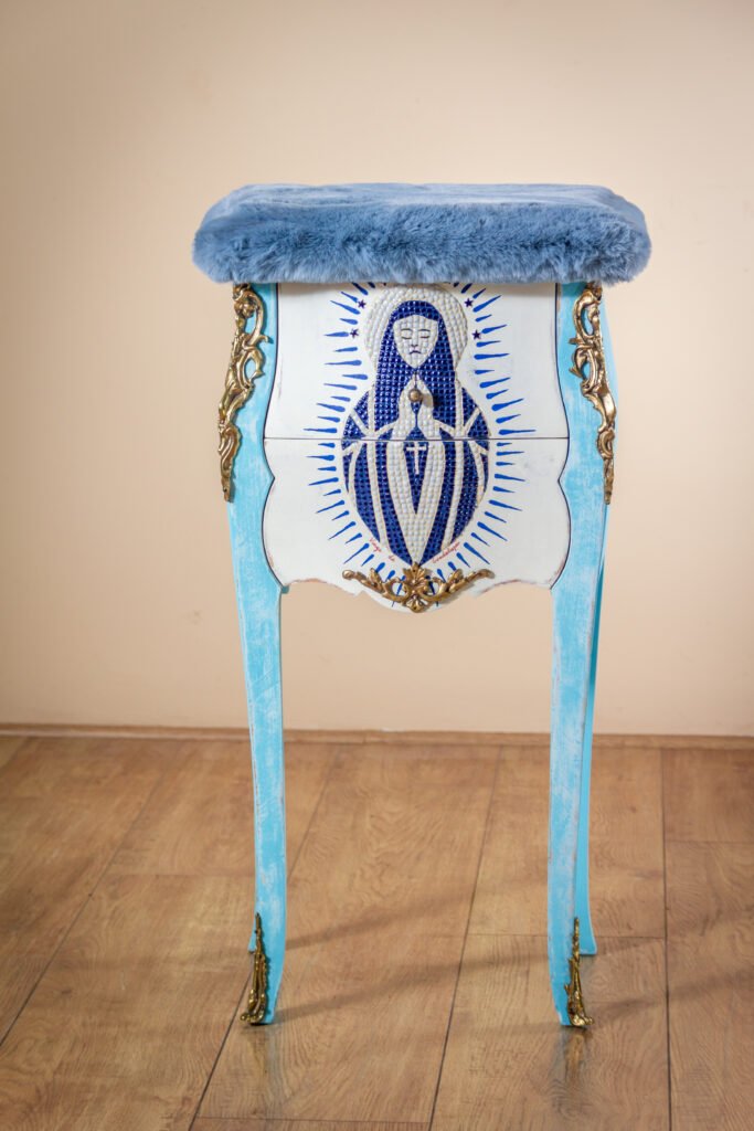 detail mosaïque bleu mobilier d'art
ornement doré meuble style louis XV artistique
vue rapprochée mosaïque œuvre spirituelle